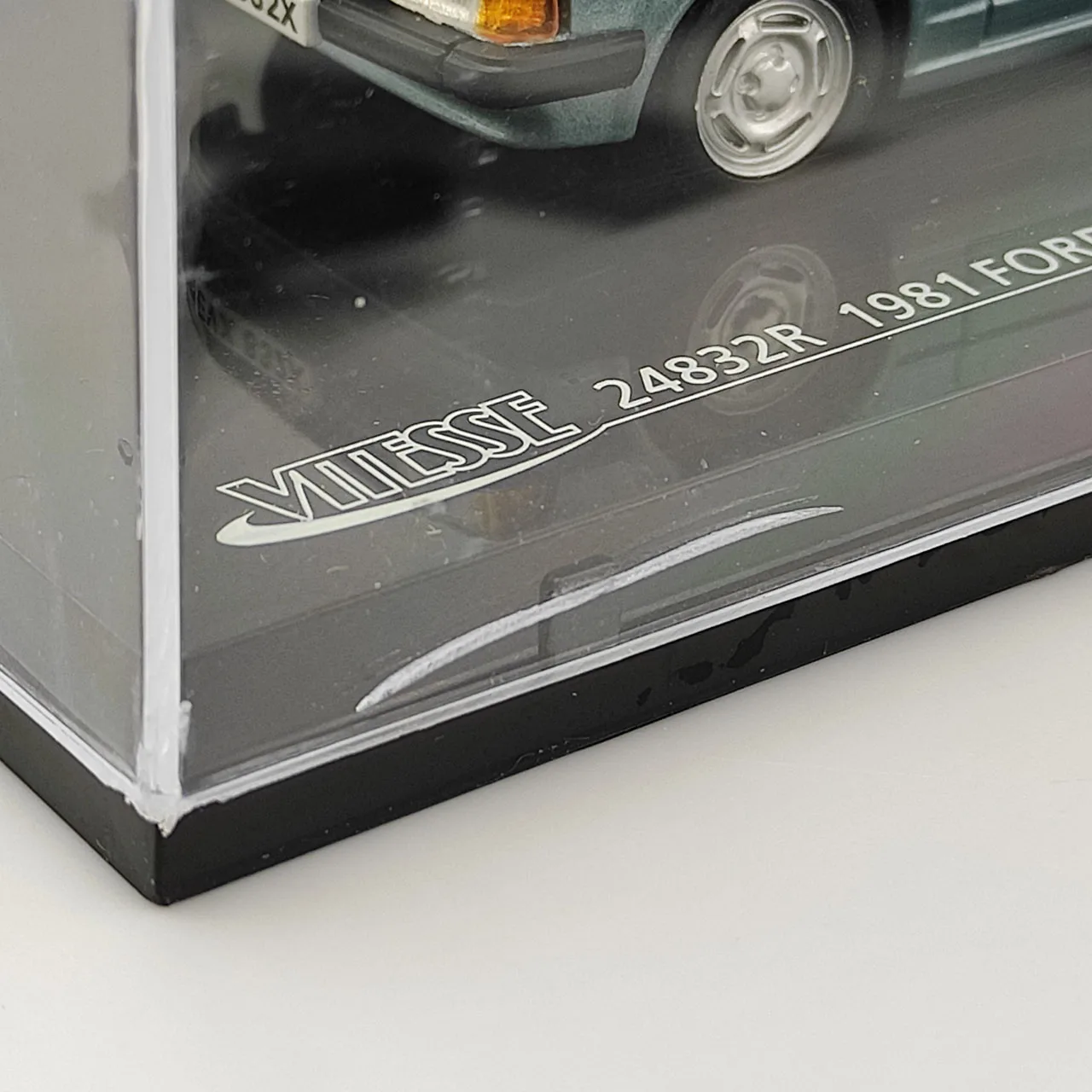 صندوق عيب سطح الطلاء المتشقق بمقياس 1:43 1981 موديل سيارة Ford Escort MK3 GL مصنوع من خليط معدني