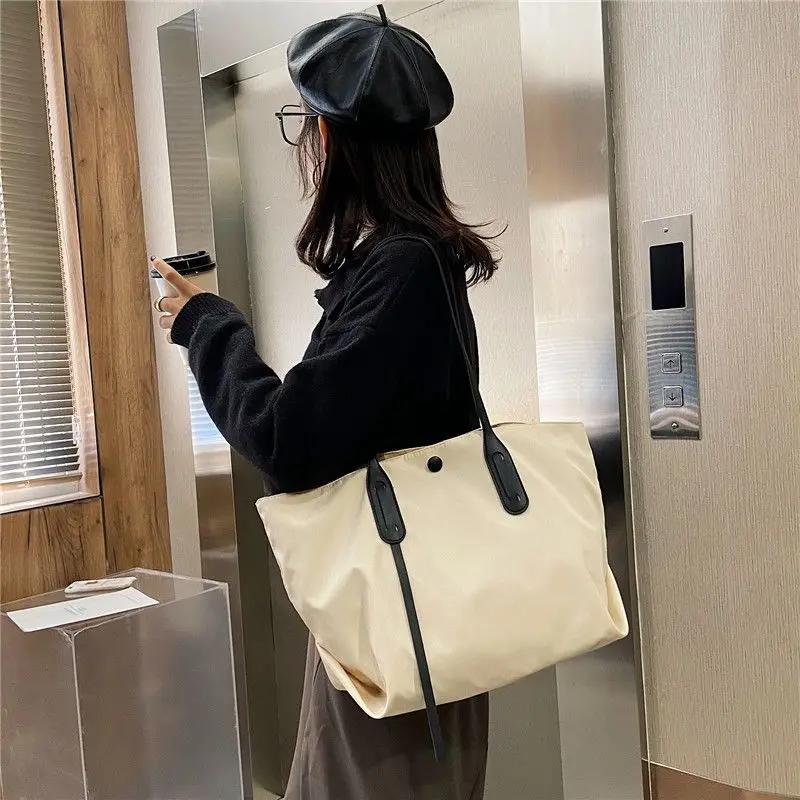 Borsa a tracolla Casual da donna in tela di Nylon semplice atmosferica di grande capacità nera per celebrità di Internet tutto va con Instagram