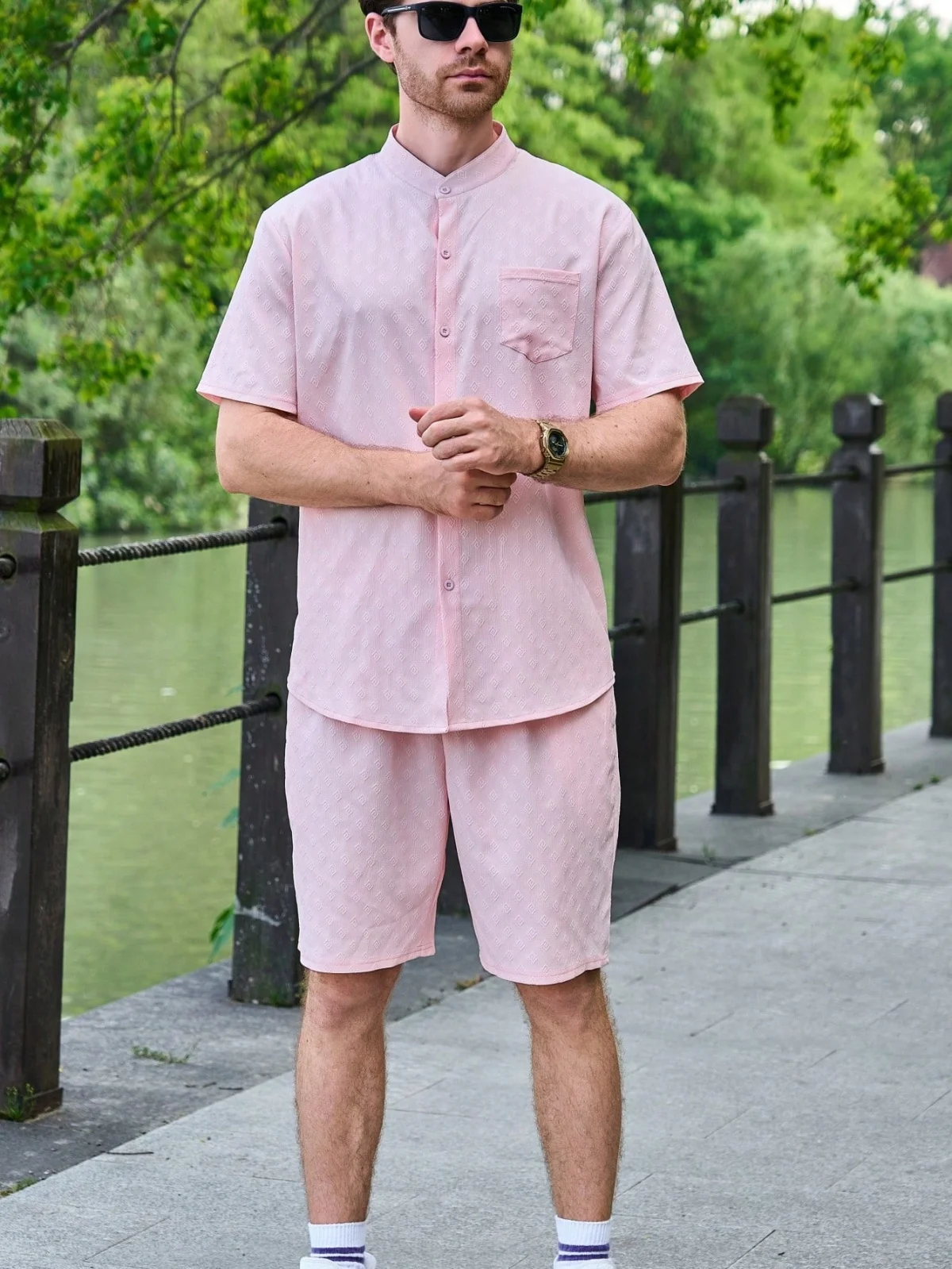 

Новый летний мужской повседневный комплект, модная жаккардовая футболка с воротником-стойкой и пуговицами с короткими рукавами и шорты, уличный комплект