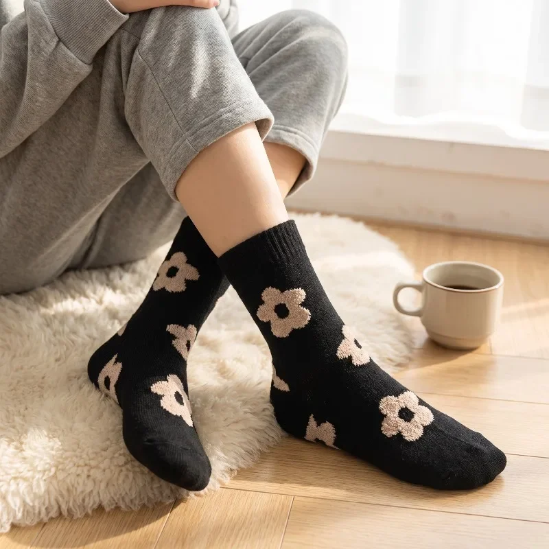 5 Pairs Women Fashionable Versatile Floral Prints Breathable Soft Comfortable Casual Socks Women Cute Little Bear Mid Calf Socks