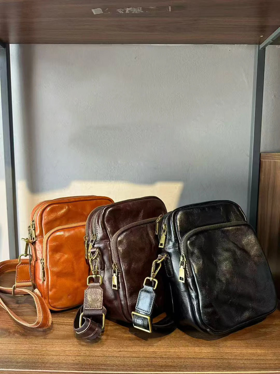 bolso-bandolera-de-cuero-genuino-hecho-a-mano-para-hombre-estilo-vintage-textura-de-cuero-estilo-casual-tamano-pequeno-m