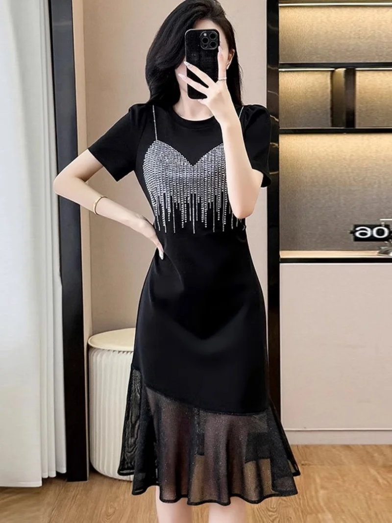 فستان أسود مرقع شبكي ترتر بأكمام قصيرة للنساء صيف 2025 تصميم جديد شرابة الحمالات تي شيرت فستان w081 ﻿