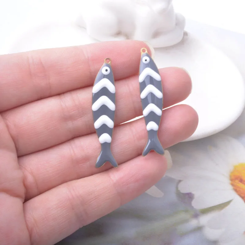 6 Stück Fisch-Ohrringe Anhänger aus Kupfer, beidseitig emailliert, niedliche Meereslebewesen-Fisch-Charms, DIY-Schmuckzubehör – Detail 7