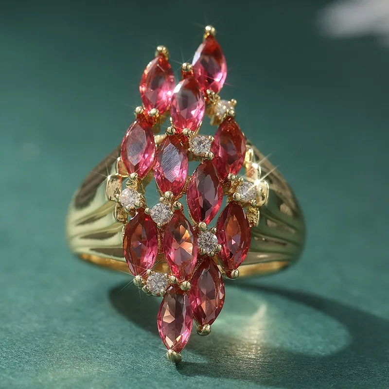 Schillernder Goldfarbener Ring mit Weißen und Roten CZ-Steinen für Damen Geometrisches Hohldesign Tägliches Tragen Party-Schmuck – Detail 1