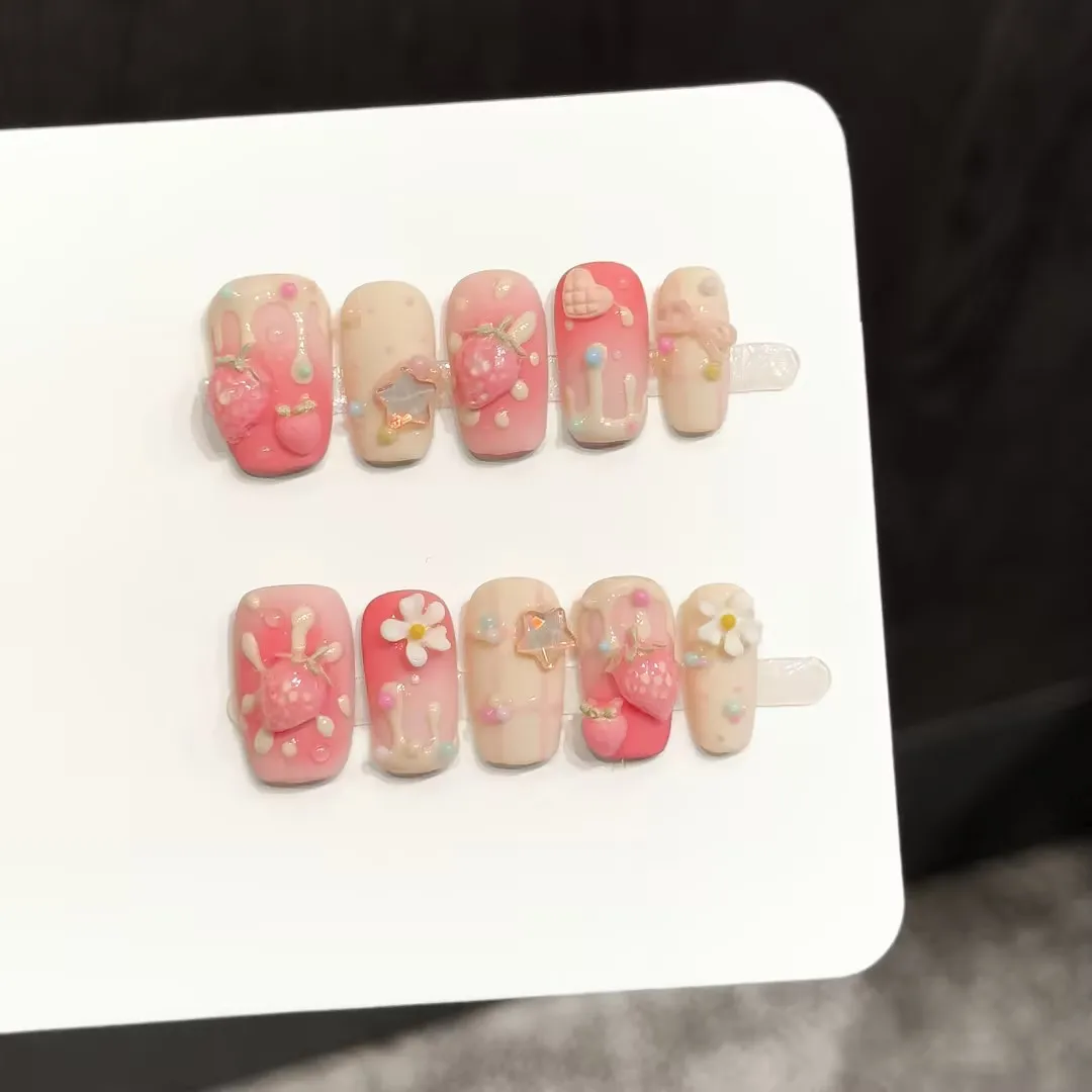 

10 шт. квадратных накладных ногтей ручной работы, 3D-дизайн с клубничными цветами и звездами, мягкие и милые, подходят для праздников, вечеринок и повседневного использования.