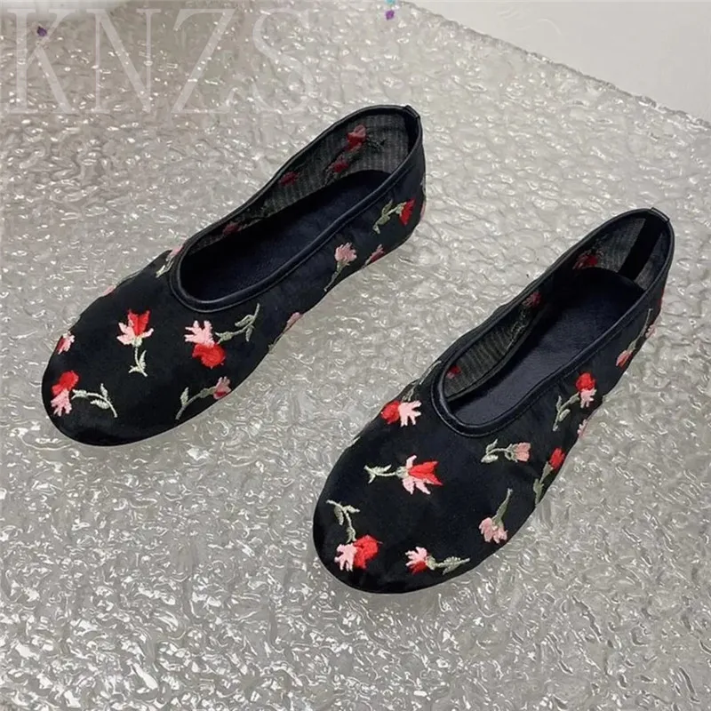

Summer New Round Toe Casual Flats Woman Fashion Concise Genuine Leather Hollow Embroidery Flowers Women Single Shoes Size 35-40