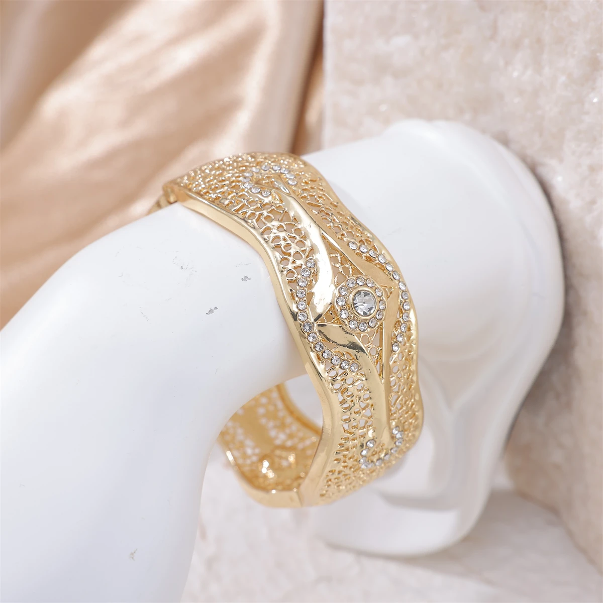 Gold Color Moroccan Rhinestone Bangle Women\'s Ethnic Open Sleeve Bracelet Dubai Wedding Jewelry