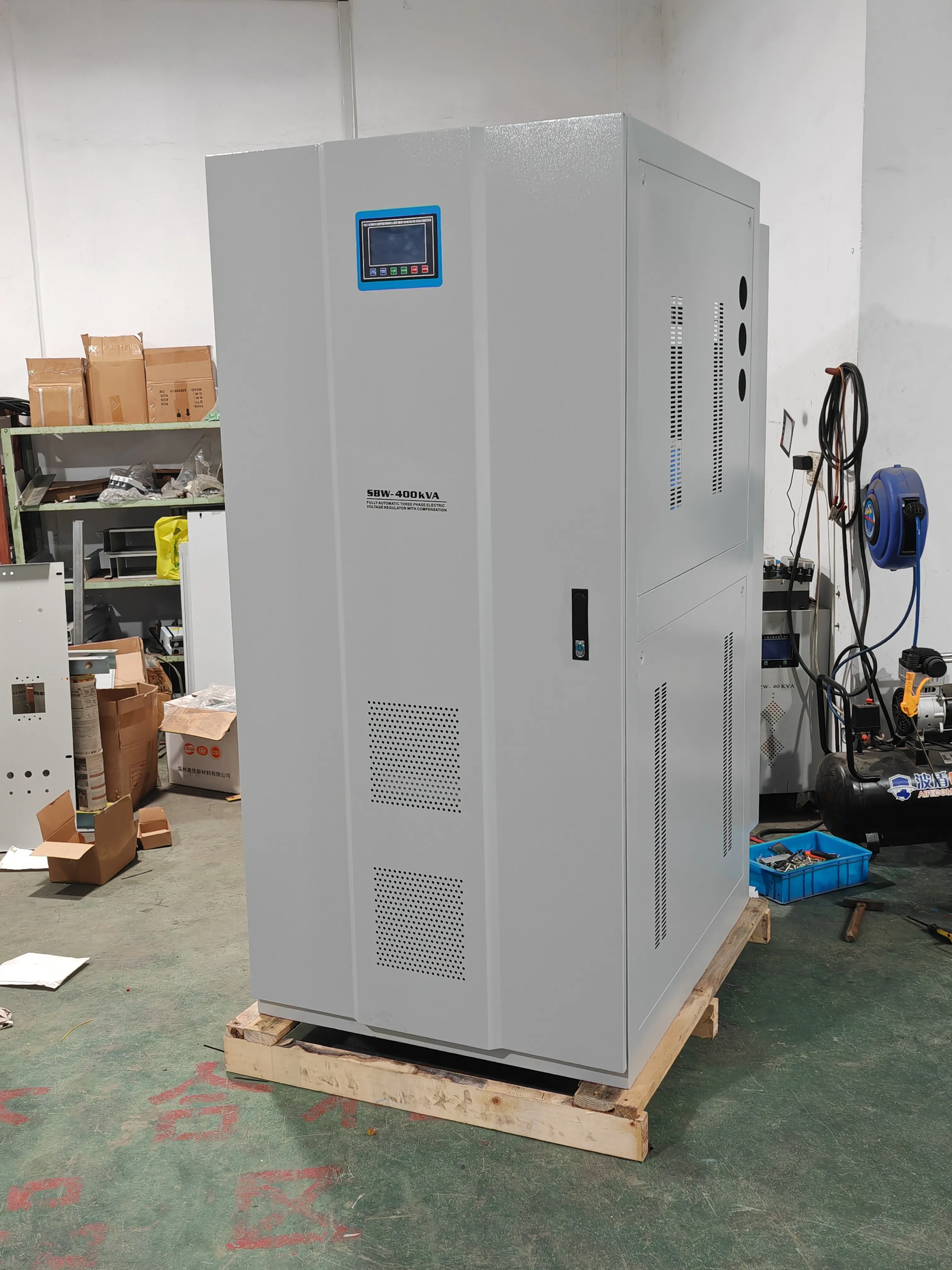 

Автоматический трехфазный стабилизатор напряжения Power Union 380В SBW/SBW-F, 50-600 кВА, с независимым управлением для стабильного питания