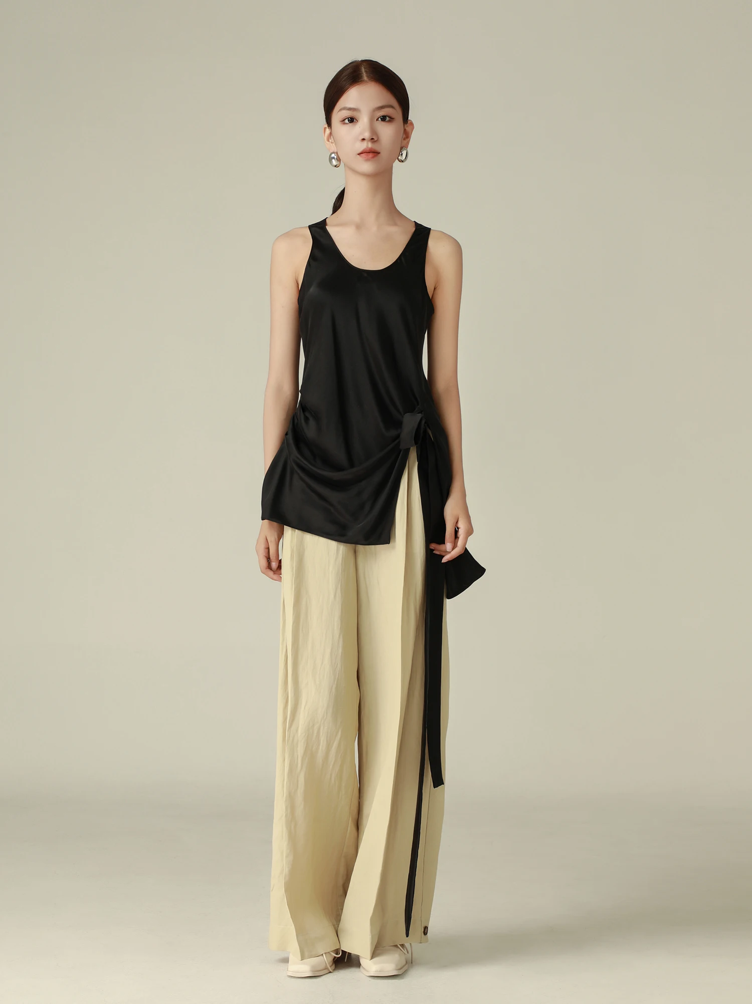 

Оригинальный дизайн NAAMSAAN: асимметричный топ из шелка с завышенной талией и эффектом утягивания для женщин