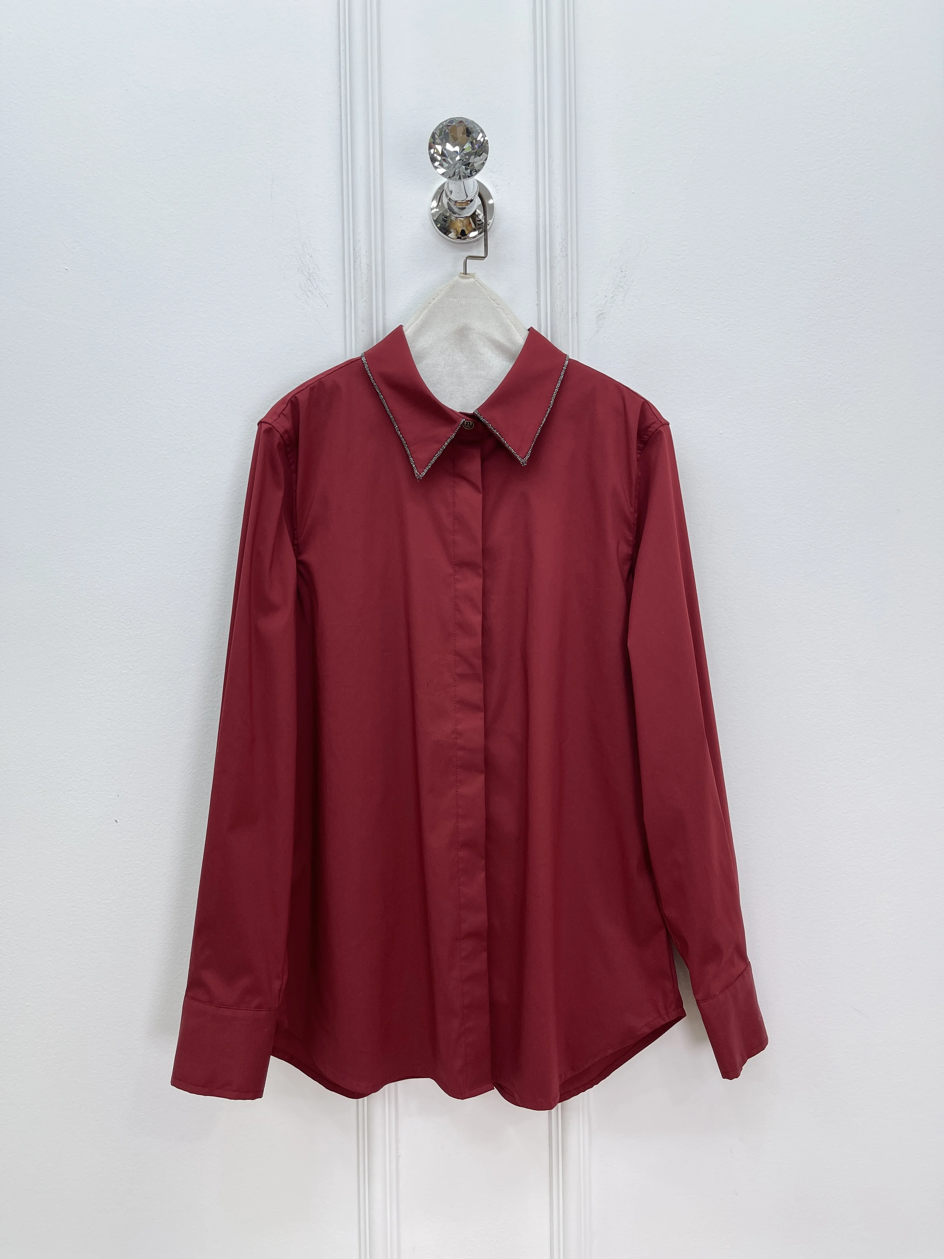 

Осень 2025 г., новая высококачественная модная рубашка с длинным рукавом и лацканами с цепочкой для женщин