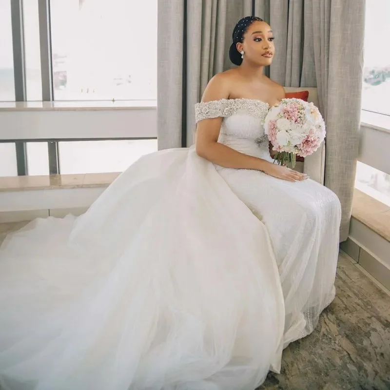 Suknie ślubne syreny plus size na zamówienie dla panny młodej, z odkrytymi ramionami, zdobione koralikami, koronką, odpinaną koronką z koralikami i dżetami.