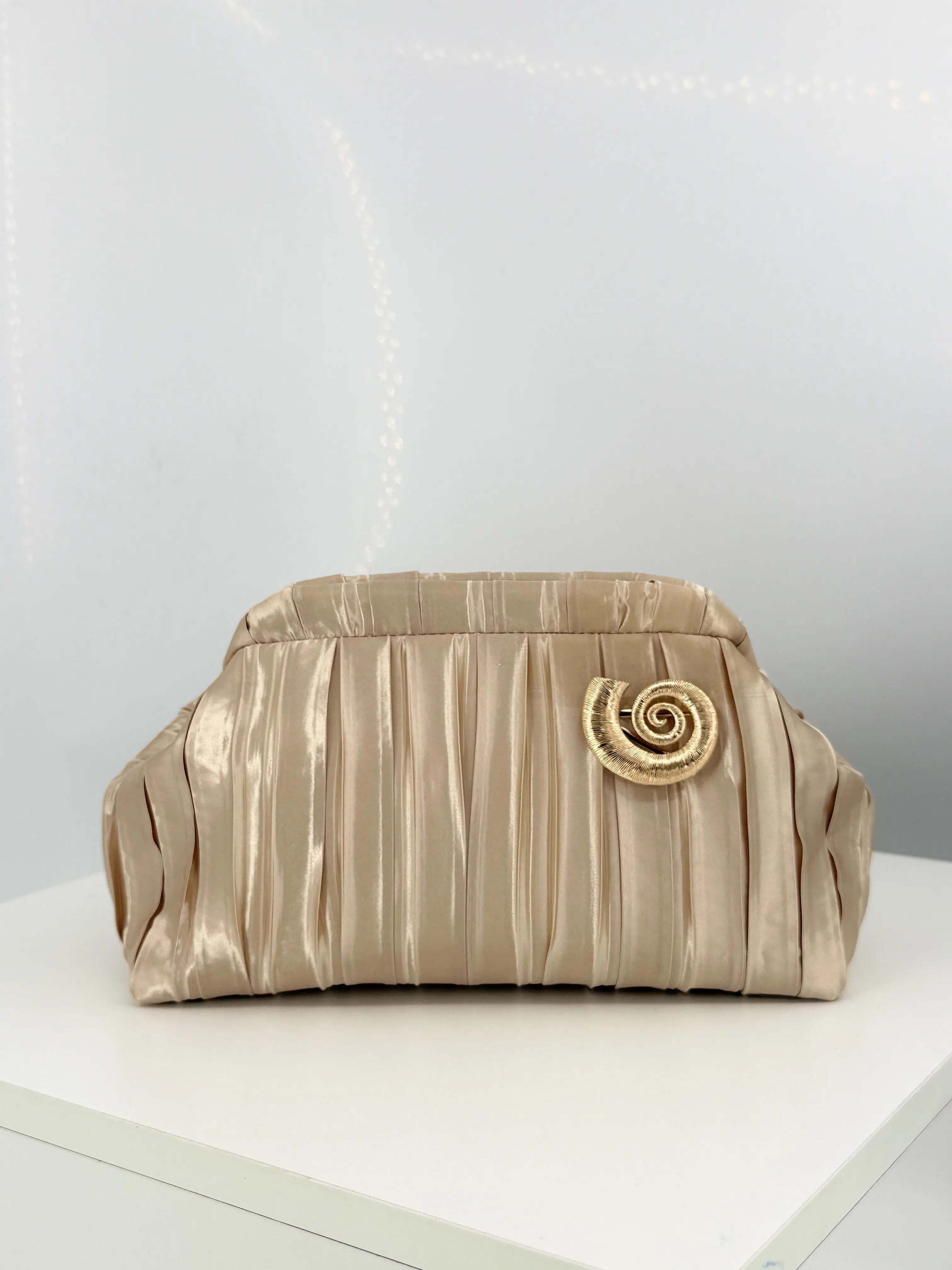 Champagne-Colored Pleated Satin Clutch Bag for Women, Vintage Spiral Metal Buckle Evening Bag, Light Luxury Party Dress Bag, Multi-Occasion Clutch, Crossbody Shoulder Bag (with Metal Shoulder Chain)