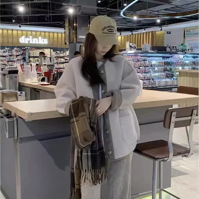 

Autumn Winter Short Retro High-End Feeling Baseball Style Upper Apparel Women's New 2025 Thickened Lamb Fur Jacket