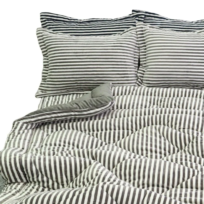 Four-piece bed set with cream seersucker sheets, washed cotton quilt cover
