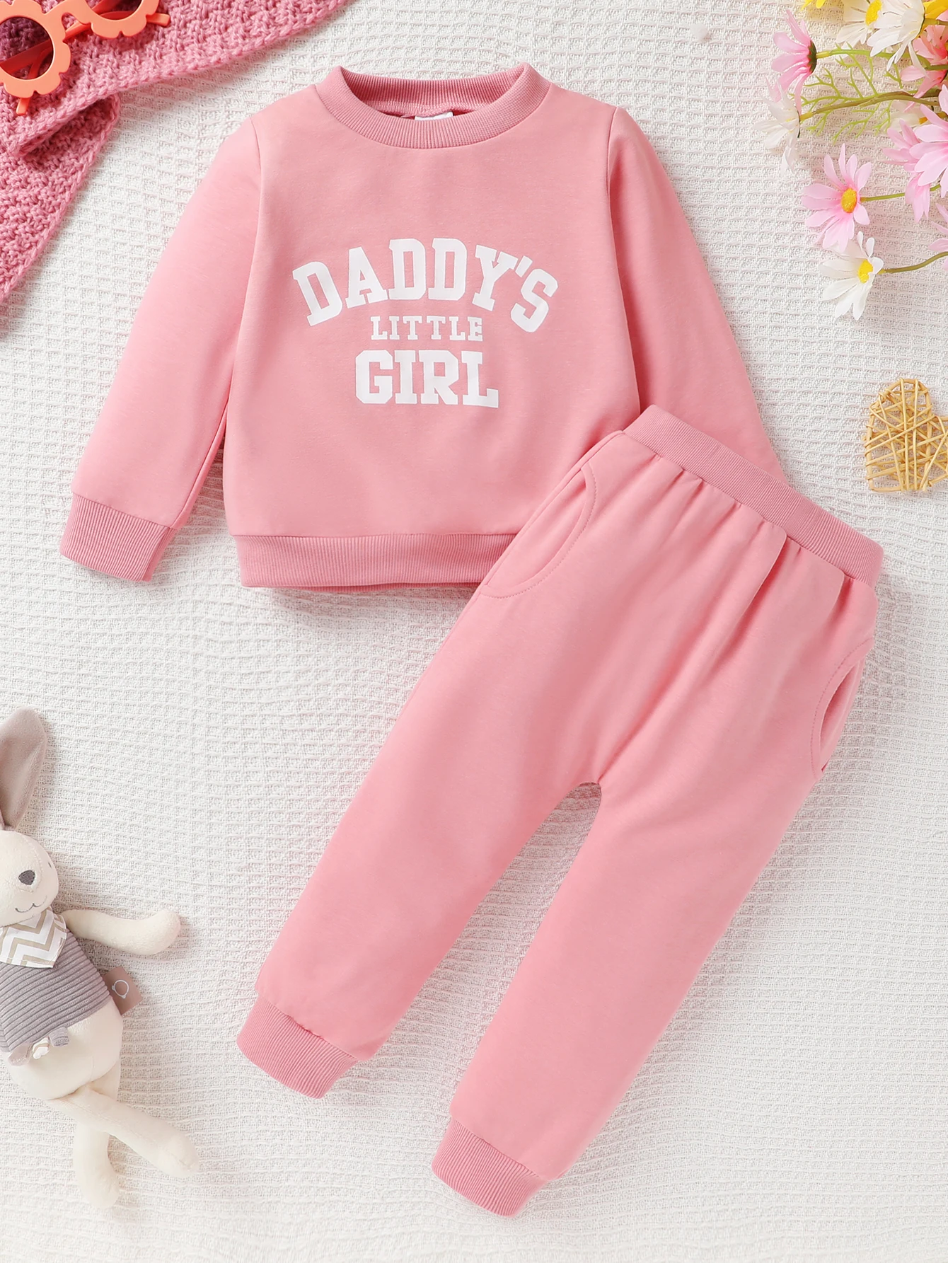 

Комплект из двух предметов: толстовка с надписью DADDY'S LITTLE GIRL и брюки с карманами для девочек