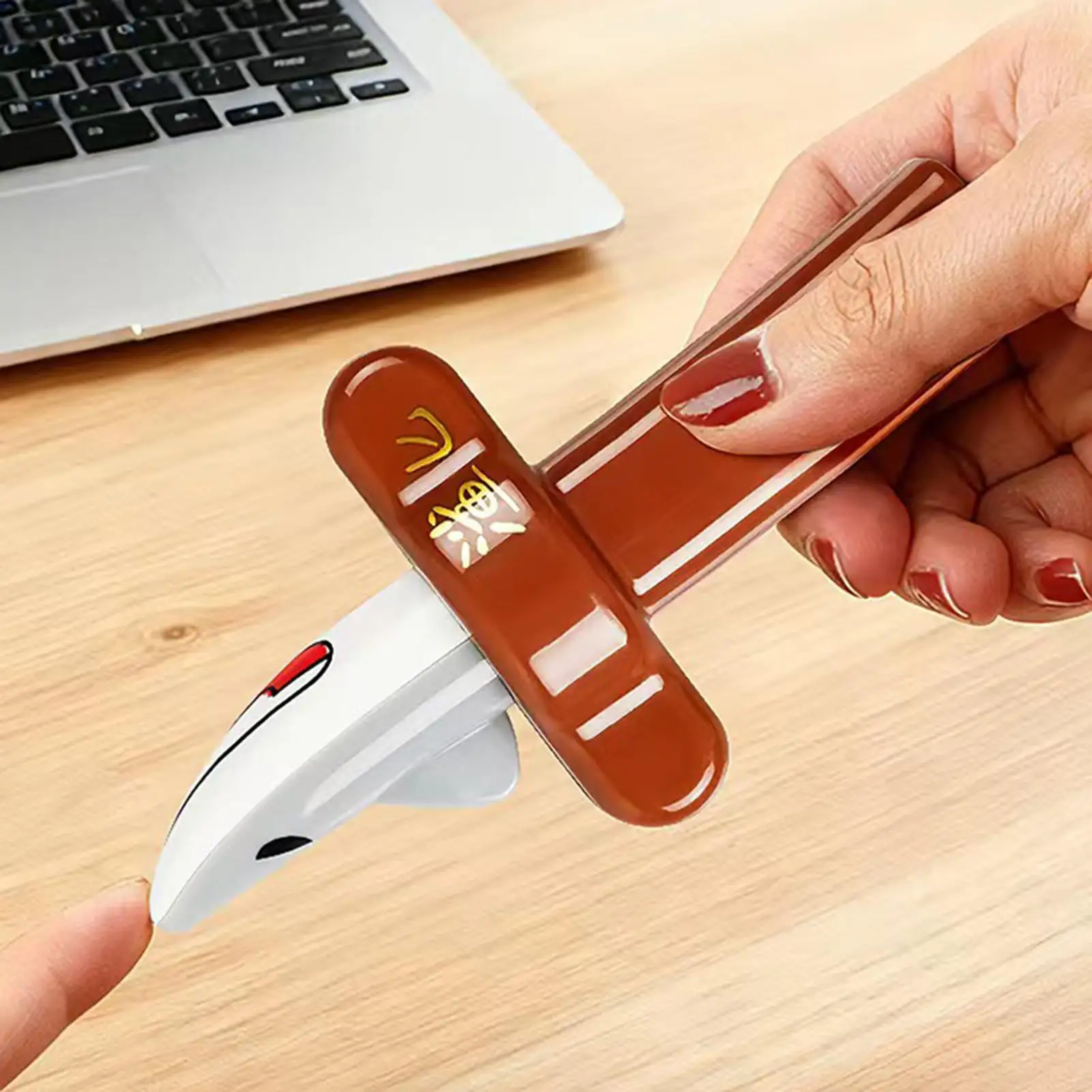 

Fake Retractable Knife Prop Shark Design Retraction Cutter Toy Disappearing Daggers PlasticBlade For Fools Day Party Accessories