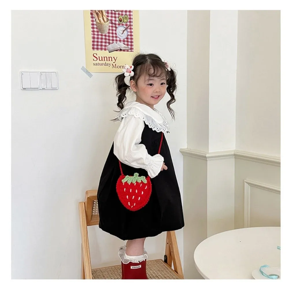 

Милая сумка через плечо ручной работы с клубникой, вязаная крючком пряжа, двухцветная мини-сумка на плечо, мини-размер, тканая дизайнерская лоскутная сумка для женщин