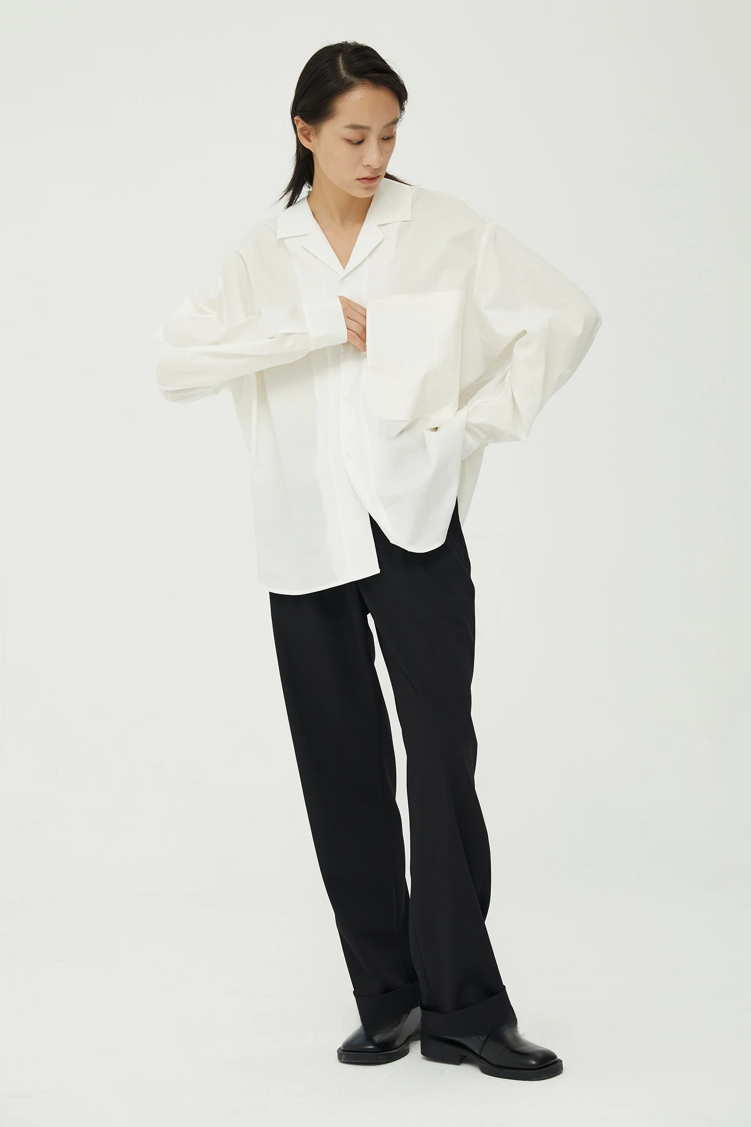 

Рубашка из шелкового хлопка с кубинским воротником, пэчворк, на одной пуговице, с длинным рукавом, белая, оригинальный дизайн, прямой крой, 100% хлопок, однотонная.