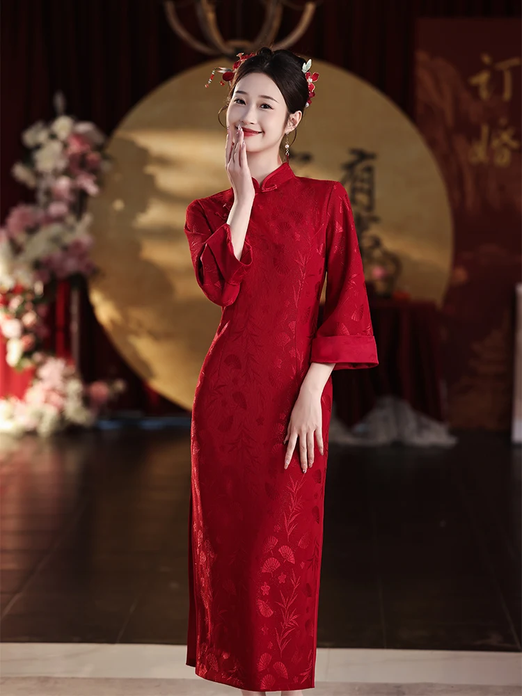 

Красное свадебное ципао для женщин: винтажное, расшитое бисером, с низким разрезом, длинное, для свадебного репетиционного ужина/вечеринки