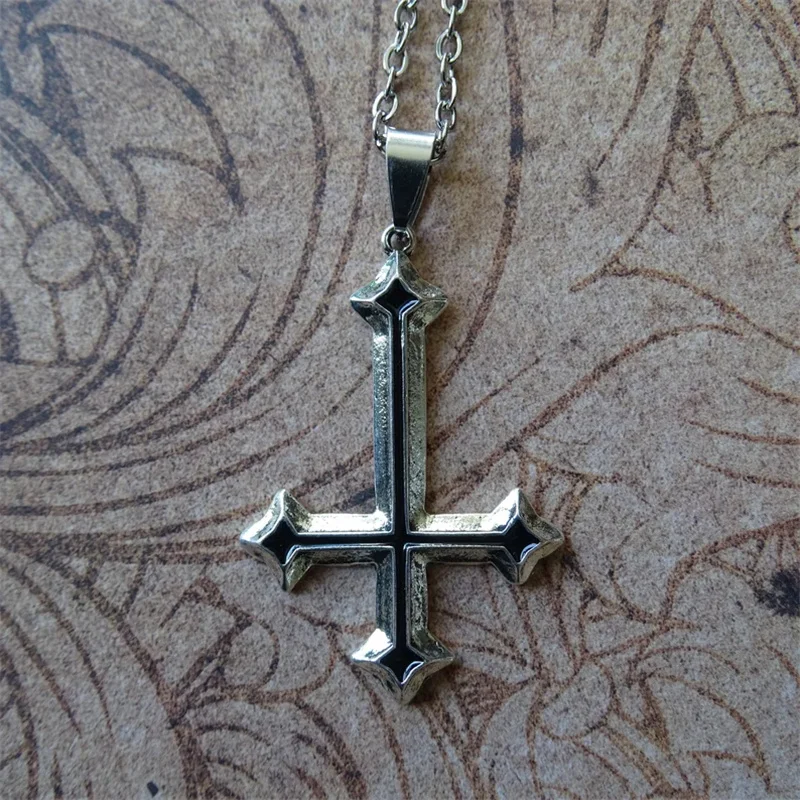 Verzierte schwarze Emaille-Halskette mit umgekehrtem Kreuz – einzigartiger satanischer Gothic-Punk-Schmuck für Männer und Frauen, Vintage-Gothic-Accessoire