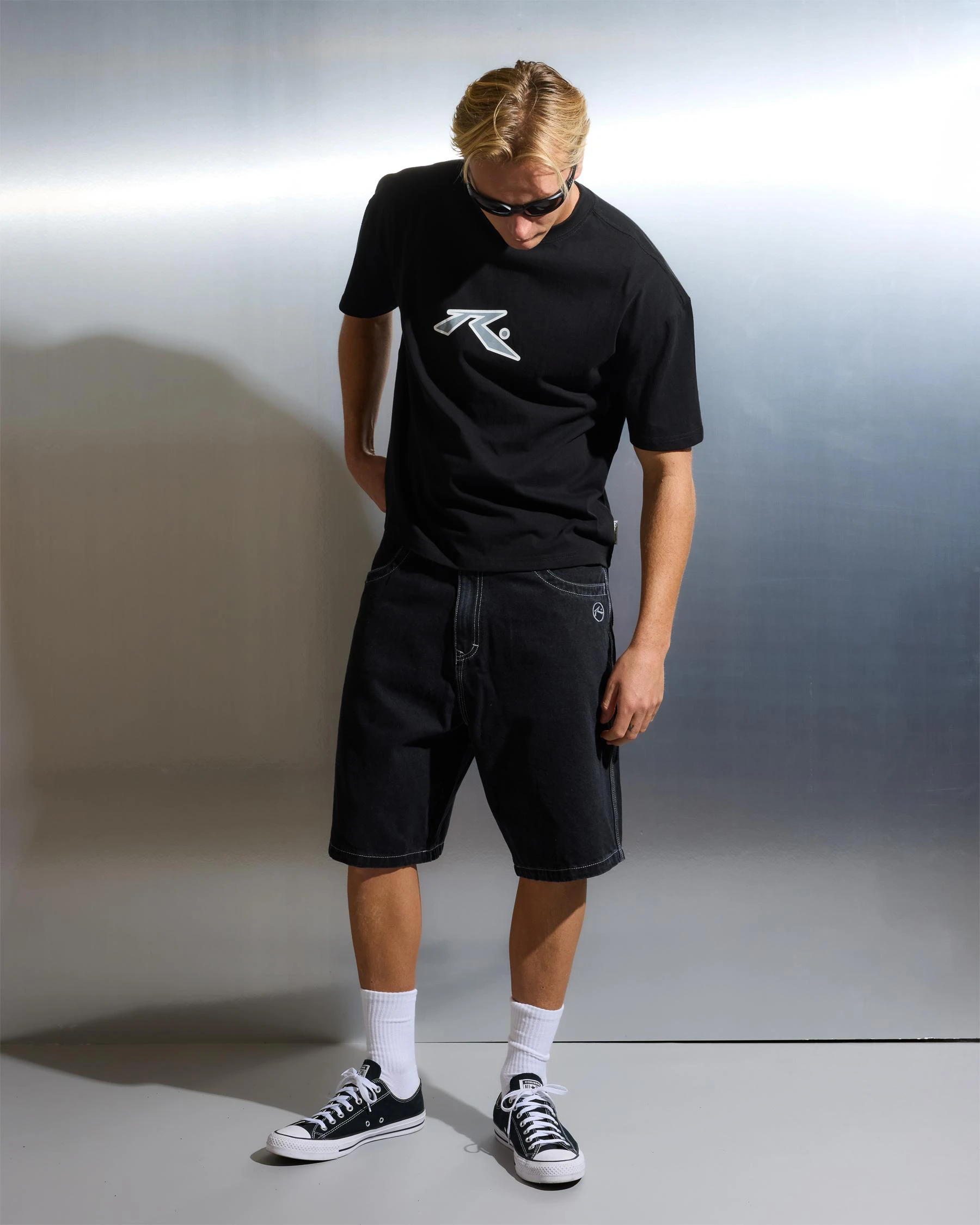 T-Shirt Bianca Moderna con Log - Streetwear Brand Logos recensione e prezzo