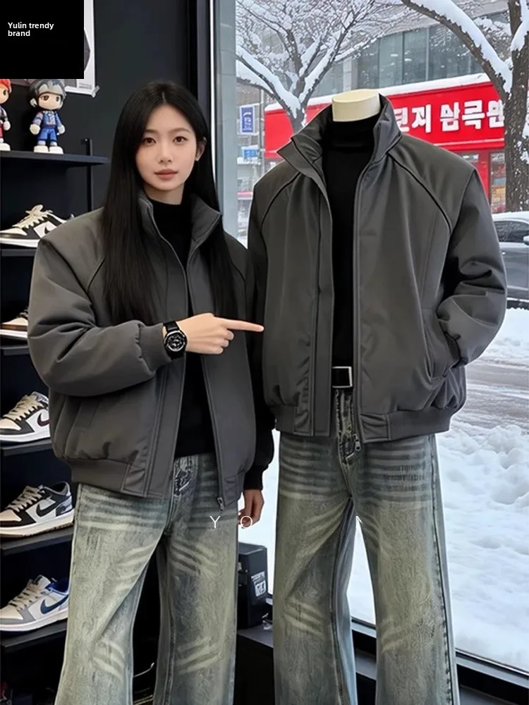 

Мужская осенне-зимняя куртка-бомбер в американском стиле, свободного кроя, с декоративной строчкой и эффектом потертости