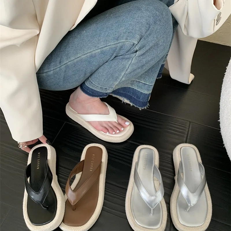 2024 nowe kapcie kobiet na lato odzież zewnętrzna koreańska wersja miękkich płaskich klapek z bajki plażowej Zapatos De Mujer