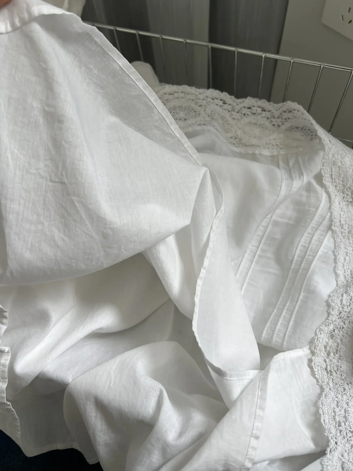 Abito femminile casual con scollo a V e maniche a sbuffo a vita alta con abito midi bianco da donna con impiombatura in pizzo