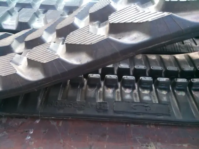 2025年農業用クローラトラックスキッドステアローダーミニショベル足回り小型ゴム製300 * 52.5 * 82Nトラックパッド