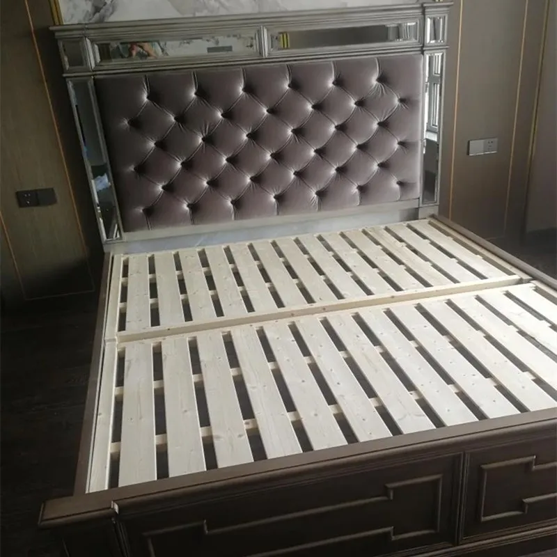 Lit de mariage à dossier haut avec bouton de traction en tissu, faire un vieux lit de princesse de villa de créateur américain