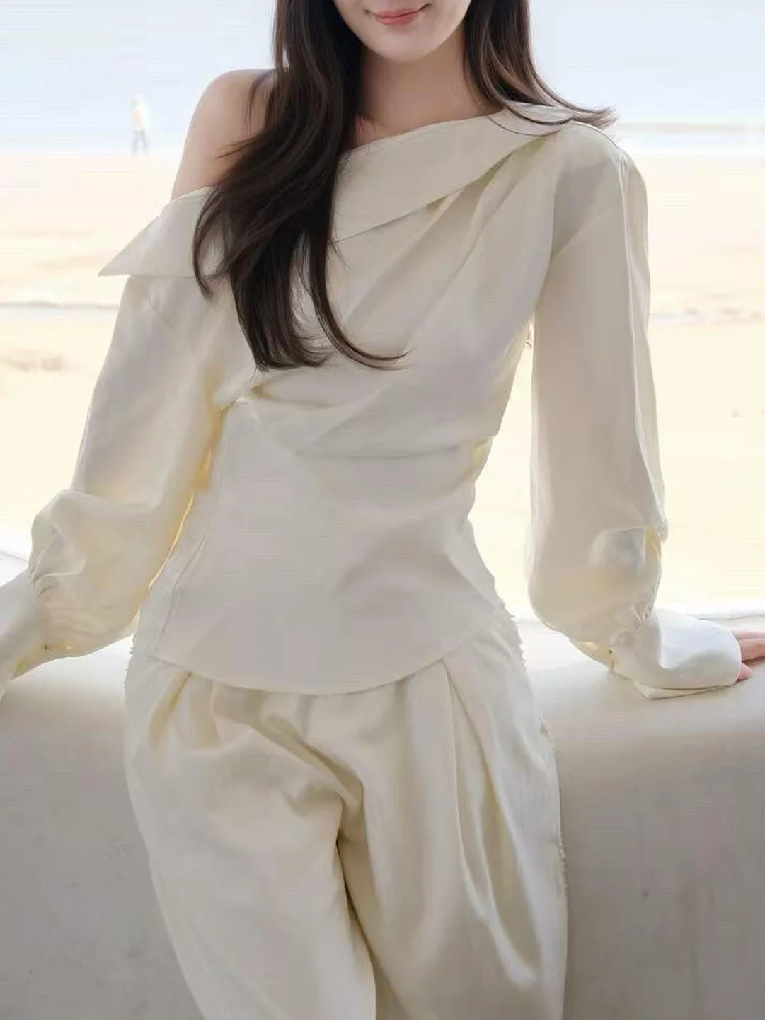 

Модная женская блузка с асимметричным вырезом на плече, новинка весеннего сезона, свободный крой, с завязками на талии, длинный рукав, во французском стиле