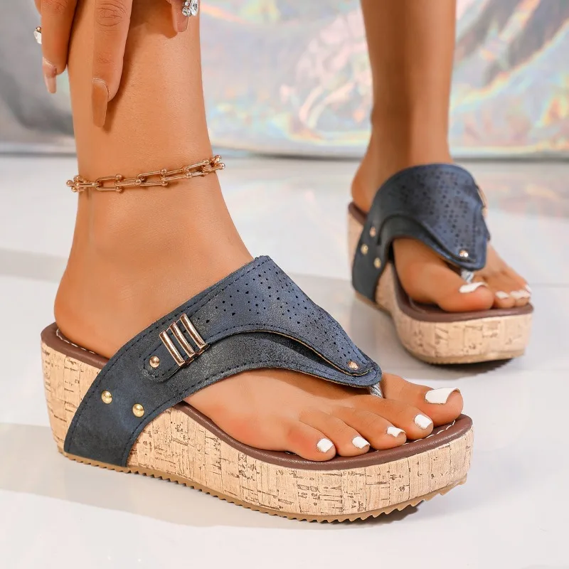 Sandal Wedge Wanita dengan Dekorasi Gesper, Sandal Platform Tebal, Sandal Wanita Model 2026, Sandal Musim Panas Hak Tinggi, Sandal Jepit Wanita Ujung Terbuka