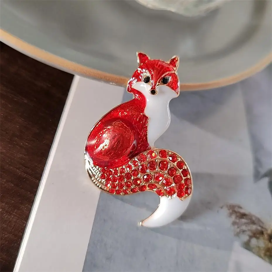 1 Pcs Crystal Enamel Sitting Fox Brooches For Women Unisex Lovely Zircon Animal Foxtail Party Office Brooch Pin New Year Jewelry