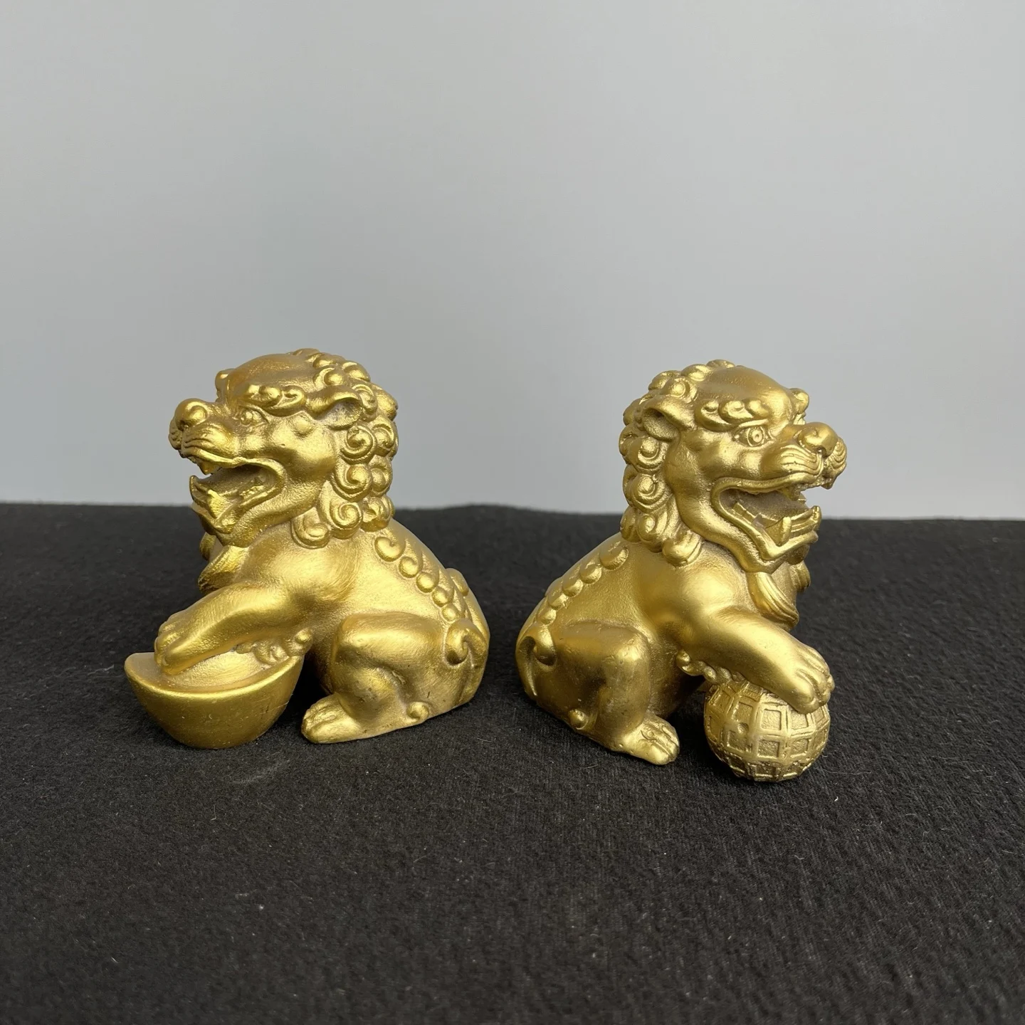 

3"Tibetan Temple Collection Old Brass Feng Shui Lion Statue Watch the Door God Lion Amass wealth Ornaments Town house Exorcism
