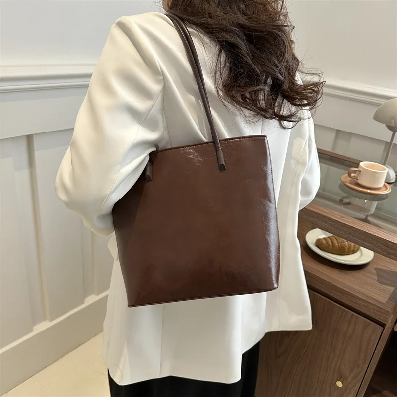 

New Fashionable Solid Color Large Capacity Women's Handbag Casual Shoulder Bag Simple Commuting Women's Handbag