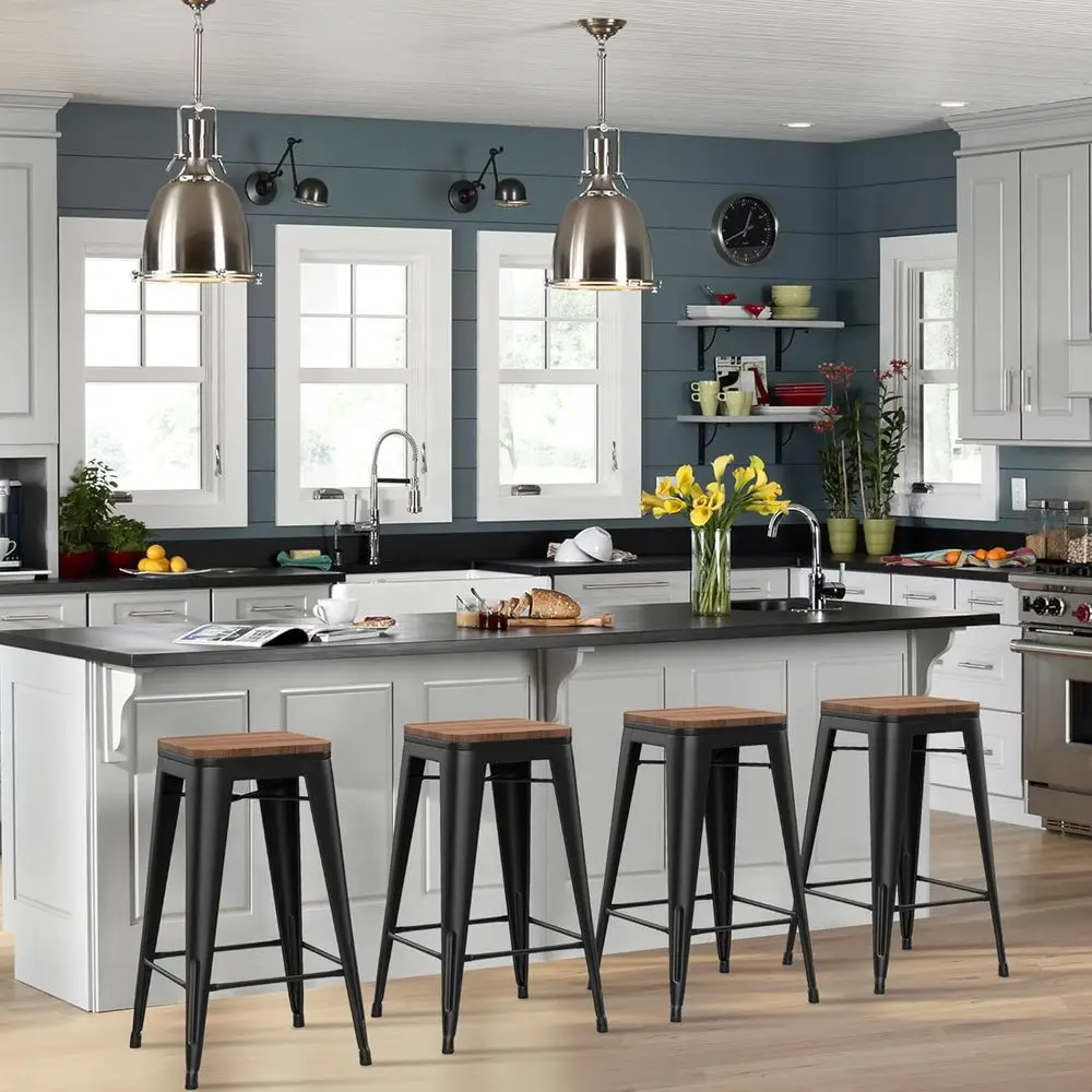 

Набор из 4 металлических барных стульев с деревянными сиденьями, матовая черная отделка