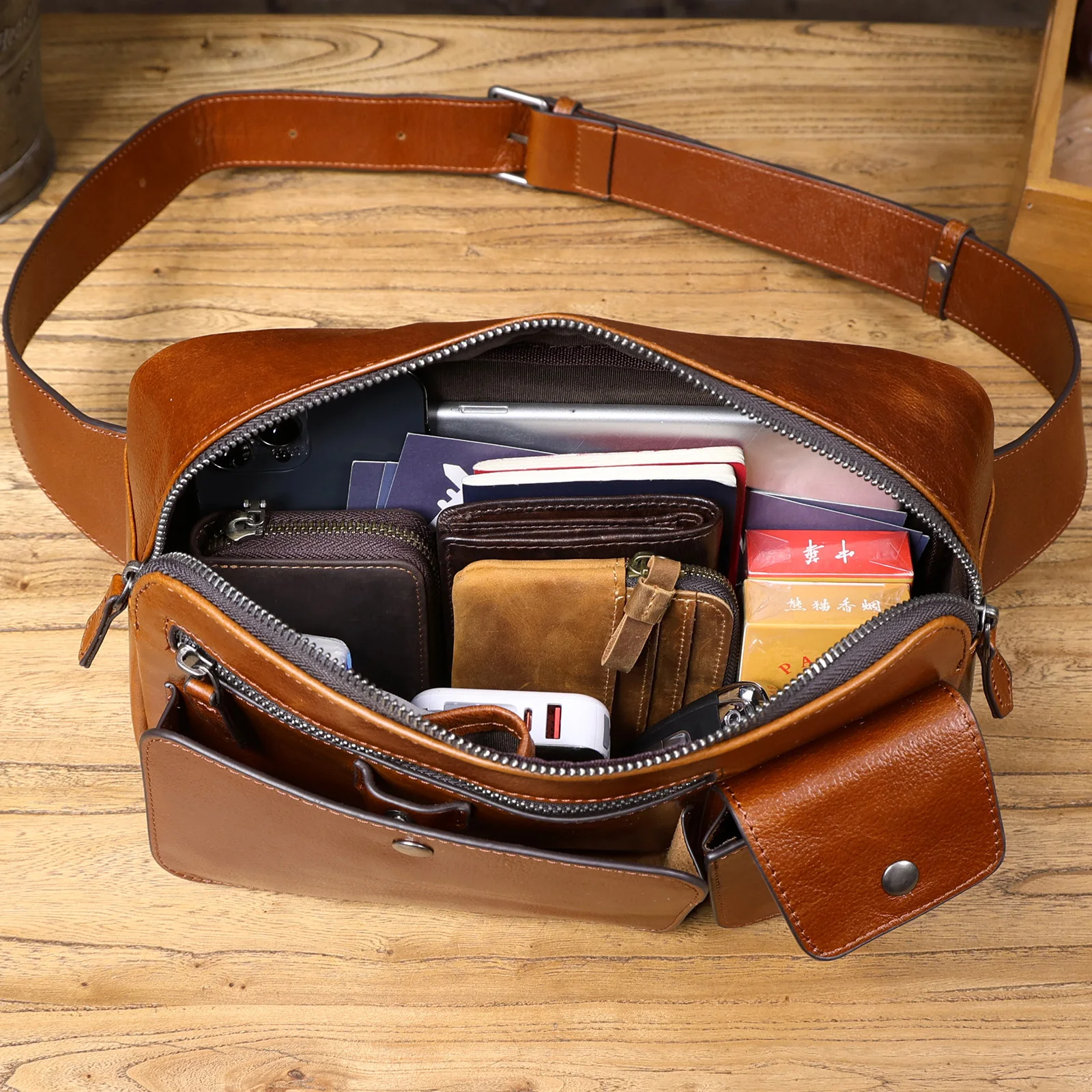 Vintage-Hüfttasche aus hochwertigem Rindsleder, lässige Schultertasche für Herren, multifunktionale Motorrad-Brusttasche aus echtem Leder – Detail 17
