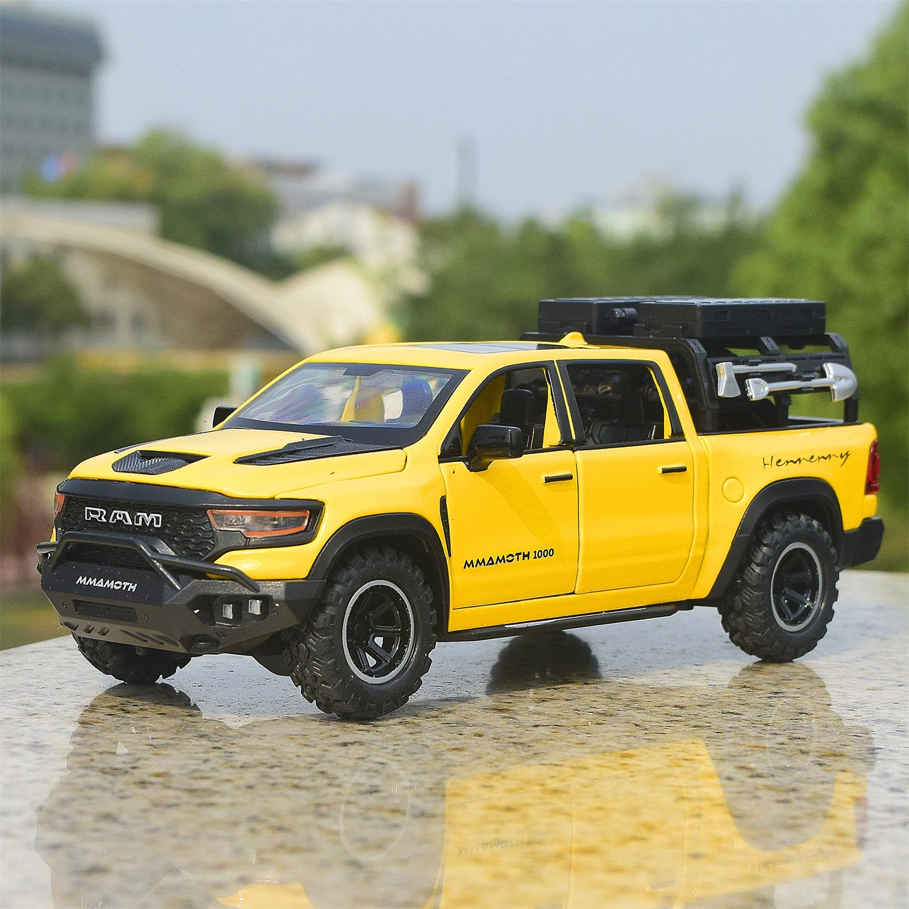 1:32 RAM MAMMOTH Pickup Off Road Vehicle Miniature Diecast Metal Model Car Toy Pull Back Sound & Light Collectibles Gifts