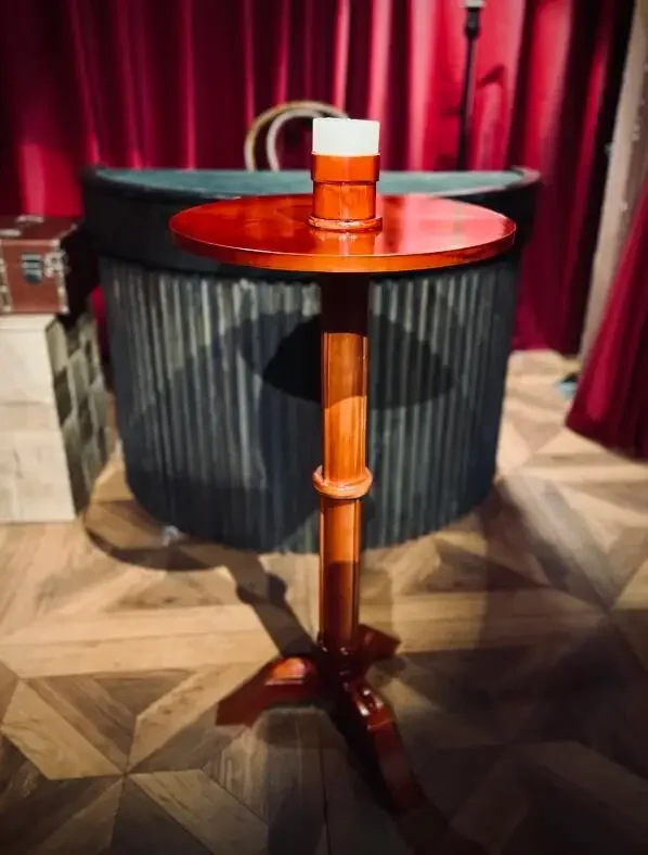 طاولة عائمة عمودية كلاسيكية مستديرة على الطراز القديم (مع شمعدانات أسطوانية قابلة للإمالة مضادة للجاذبية) خدعة سحرية