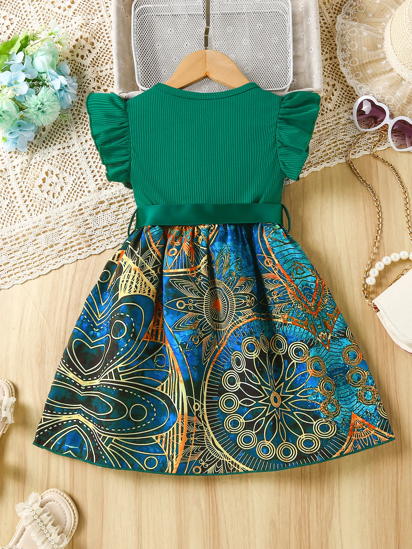 Sommerliches Mädchenkleid mit Rundhalsausschnitt und Pfauenmuster, modisches Kleidungsstück, geeignet für Freizeitkleider für Mädchen im Alter von 2 bis 7 Jahren. – Detail 6