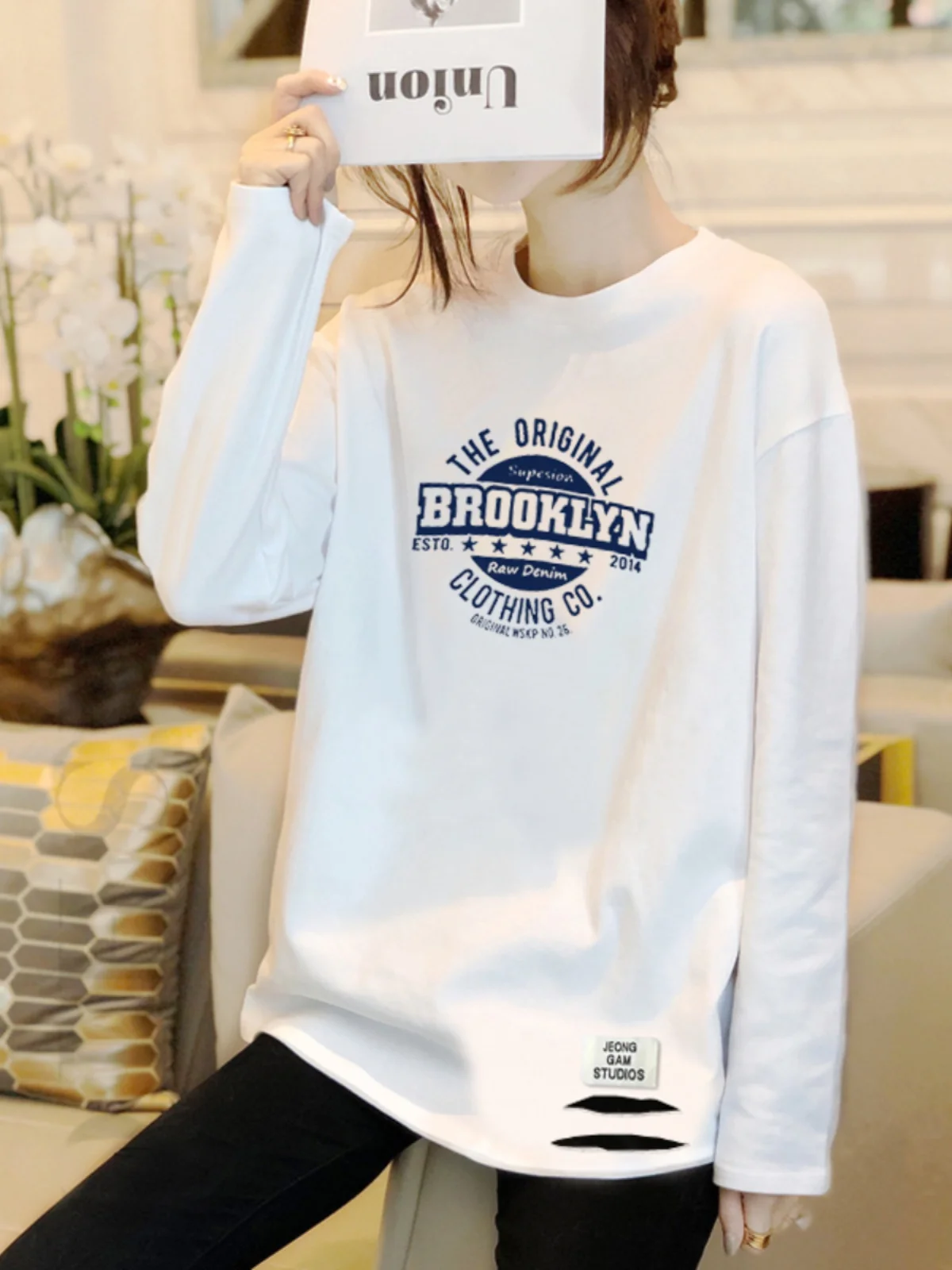 เสื้อยืดไซส์ใหญ่สำหรับผู้หญิง แขนยาว สไตล์ยุโรป แบบเจาะรู ใส่เป็นเสื้อตัวใน ฤดูใบไม้ผลิ ฤดูใบไม้ร่วง ทรงหลวม ปิดสะโพก