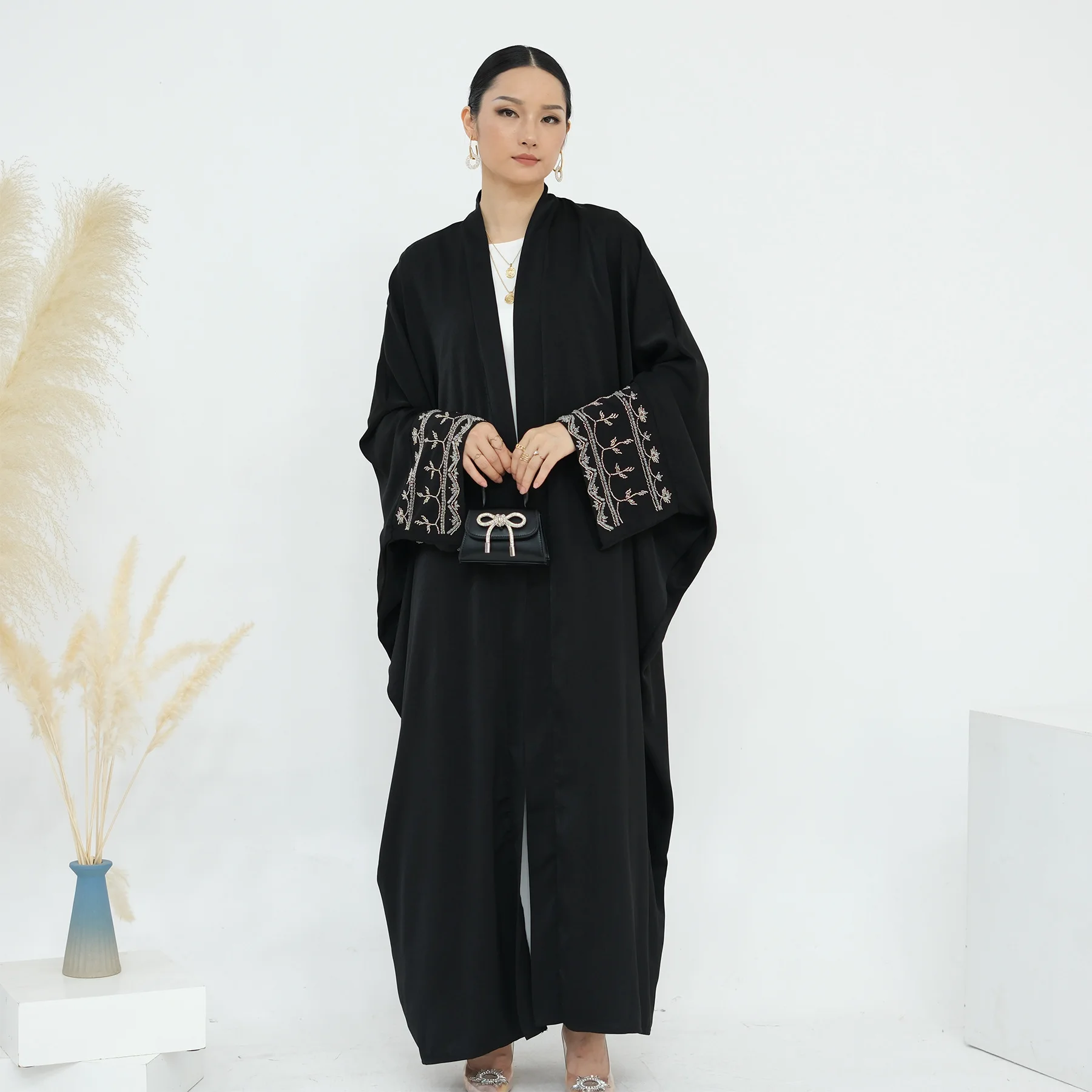 Abaya Dubai di lusso all'ingrosso abiti da donna Abaya aperto sul davanti con ricamo sulla manica abbigliamento islamico