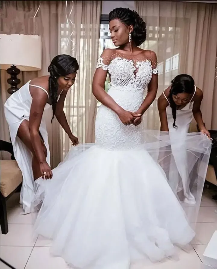 Abiti da sposa a sirena con maniche ad aletta personalizzate Abiti da sposa con perline applicati ricamati Abiti da sposa a strati in tulle africano