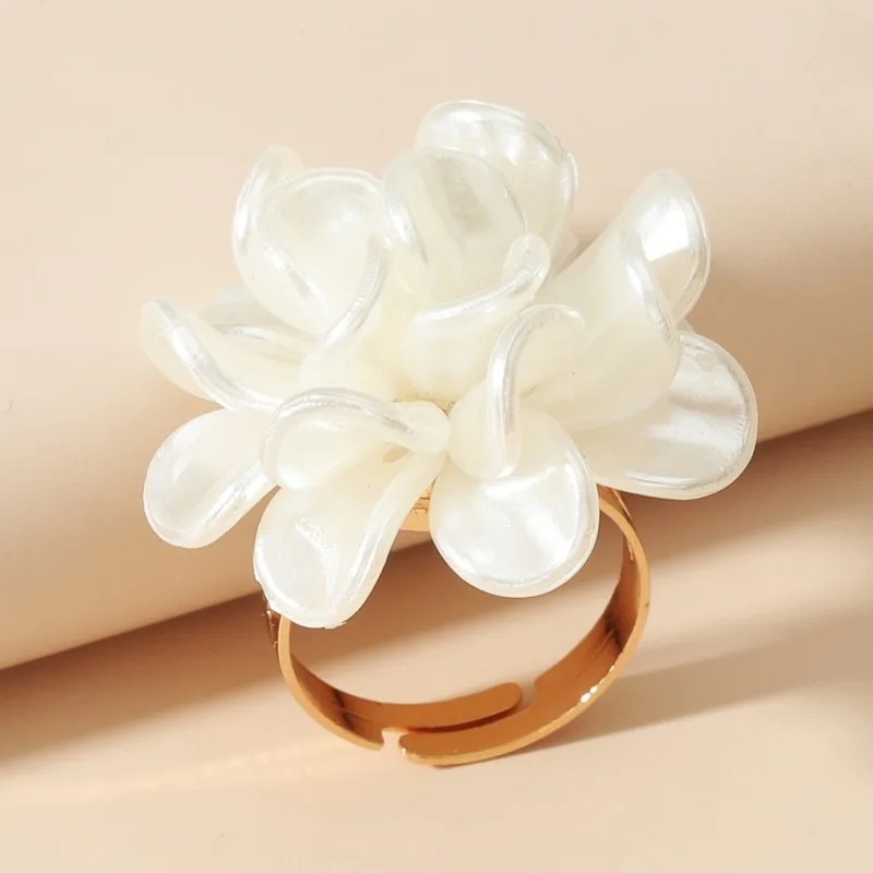 Personalized Design Trendy White Shell Flower Adjustable Rings for Women Charm Exaggeration Summer Beach Finger Jewelry Gift