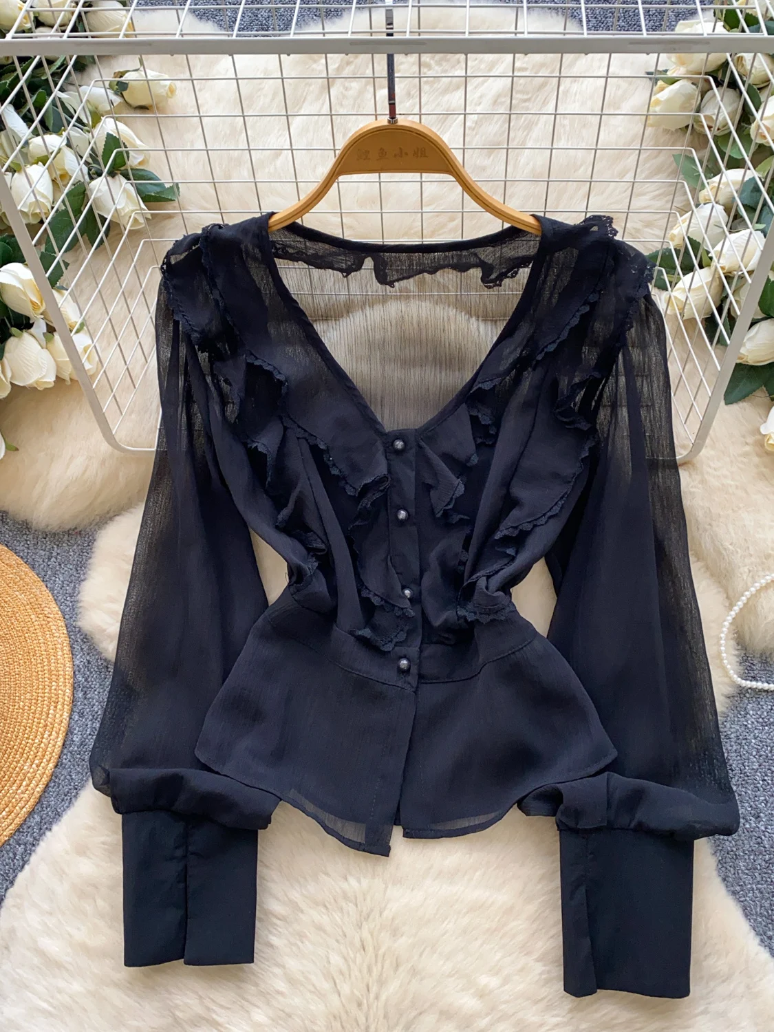 Damska koszula na jesień 2026 z dekoltem w serek, długim rękawem, koronkowymi wstawkami, podwójnymi falbanami, zapinana na guziki, jednolita.