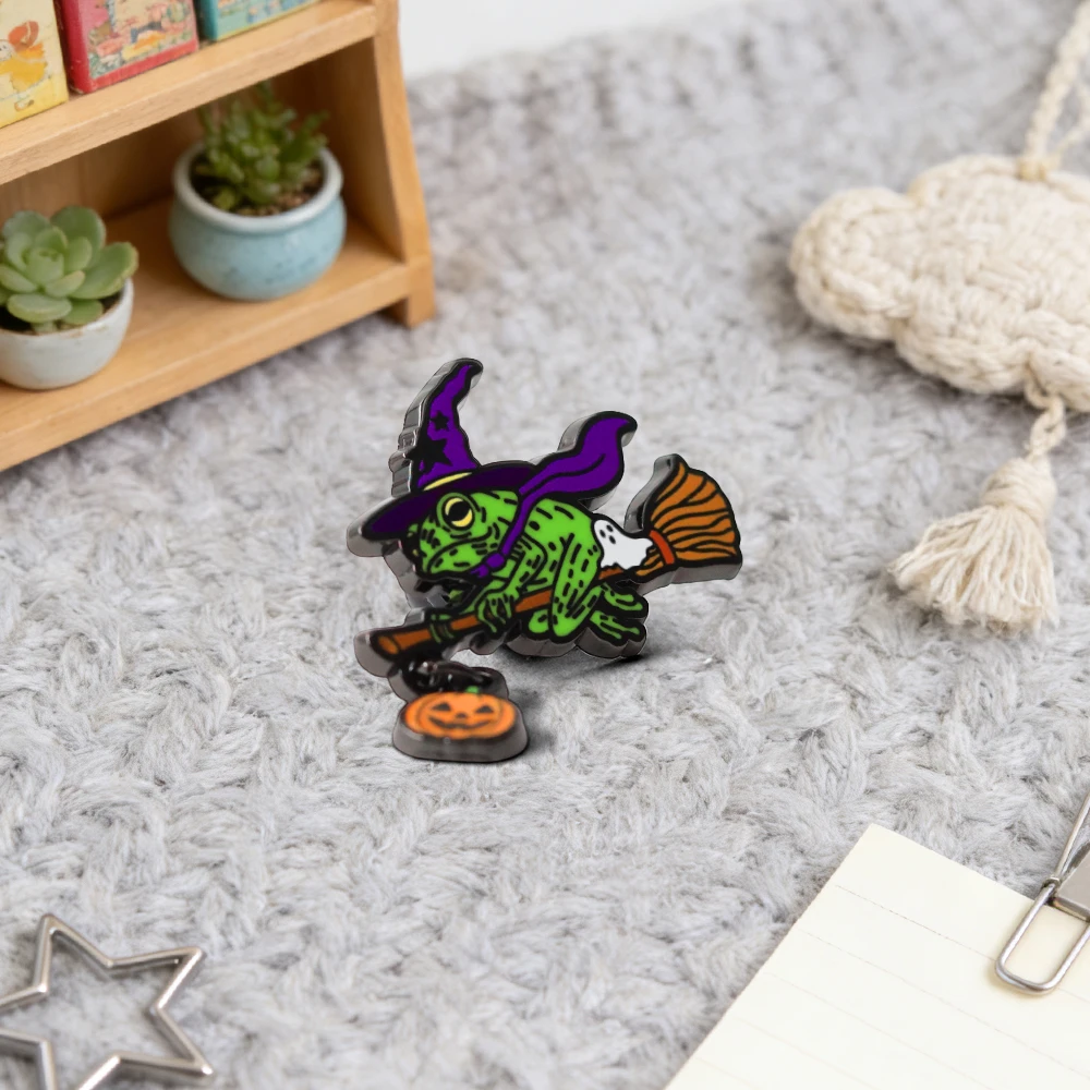 Halloween Frosch-Hexe Emaille-Brosche Besen Kürbis Geist Anhänger Abzeichen Rucksack Hut Feiertagsaccessoires Partygeschenk – Detail 9