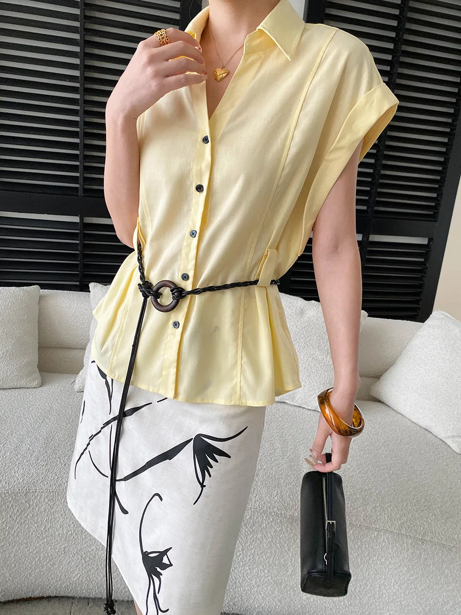Sommerliches Damen-Freizeithemd mit einfarbigem Kragen, tailliertem Schnitt und schlank machendem, kurzärmeligem Design. – Detail 19