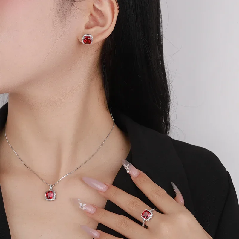 

2024 New Jewelry S925 Silver Plated 18K Gold Retro Red Corundum Fat Square Simple Wind Set Women's 8 * 8 Jewelry