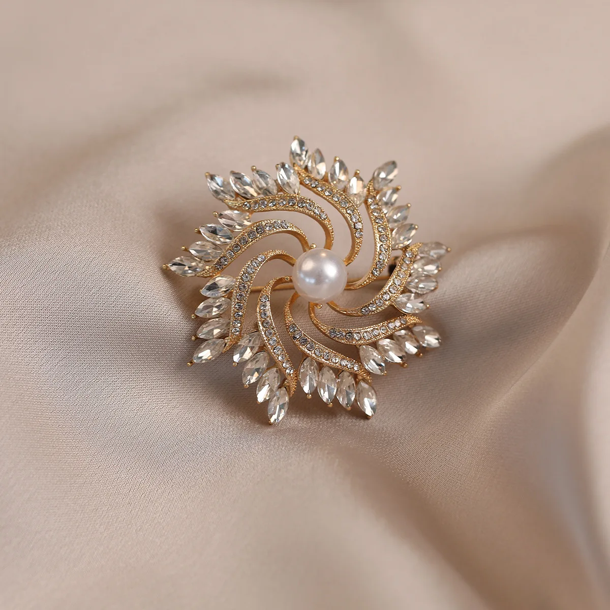 

2PC garland glass water crystal high-end women's brooch high-end light luxury coat clothes corsage accessories wholesale buckle