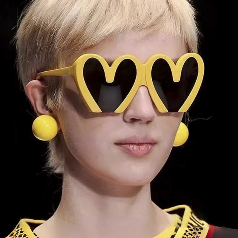 女性のためのピーチハートサングラス、大きなフレームのサングラ - Street Fashion Photo のレビューと価格